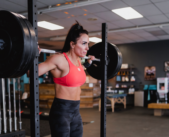 Women lifting weighrs